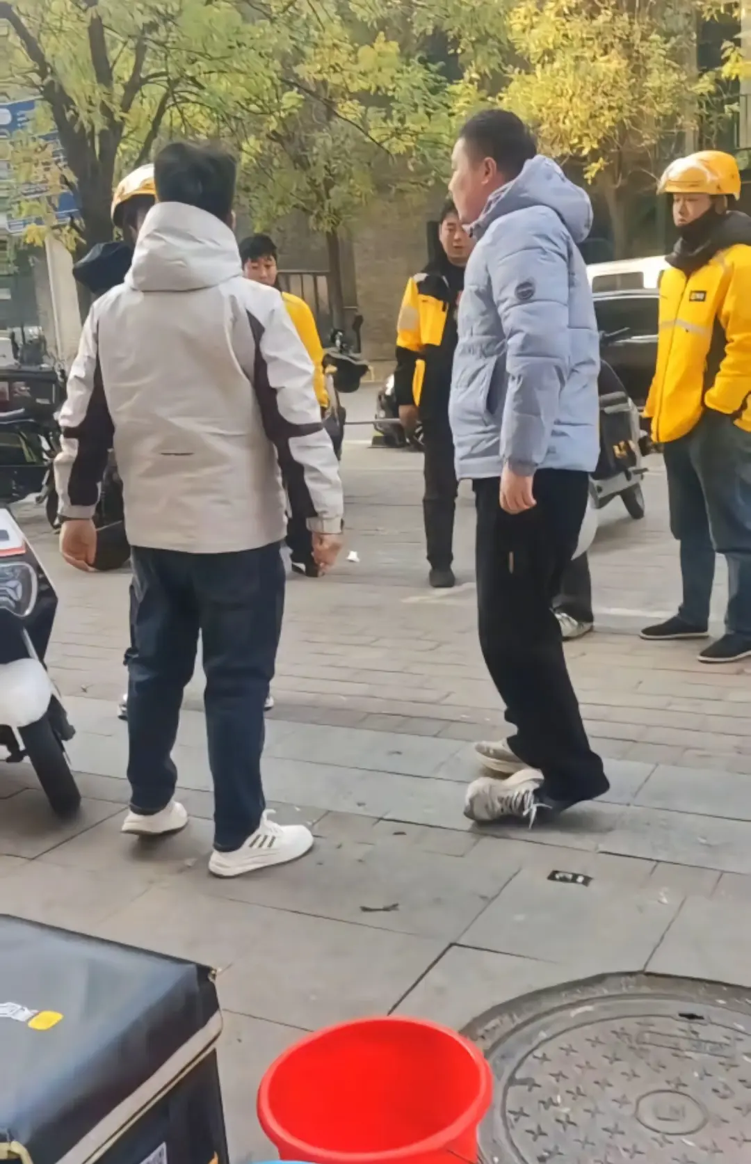 《石家庄外卖小哥事件完整录像》相关资源图片