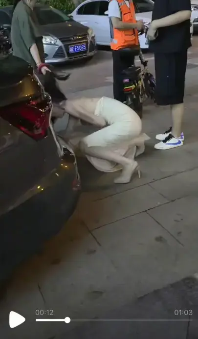 全程心惊肉跳！《白裙女子被抓头发跳河》原配街头冲突落水事件真相大剖析，《白裙女子被抓头发跳河》意外全程精准还原