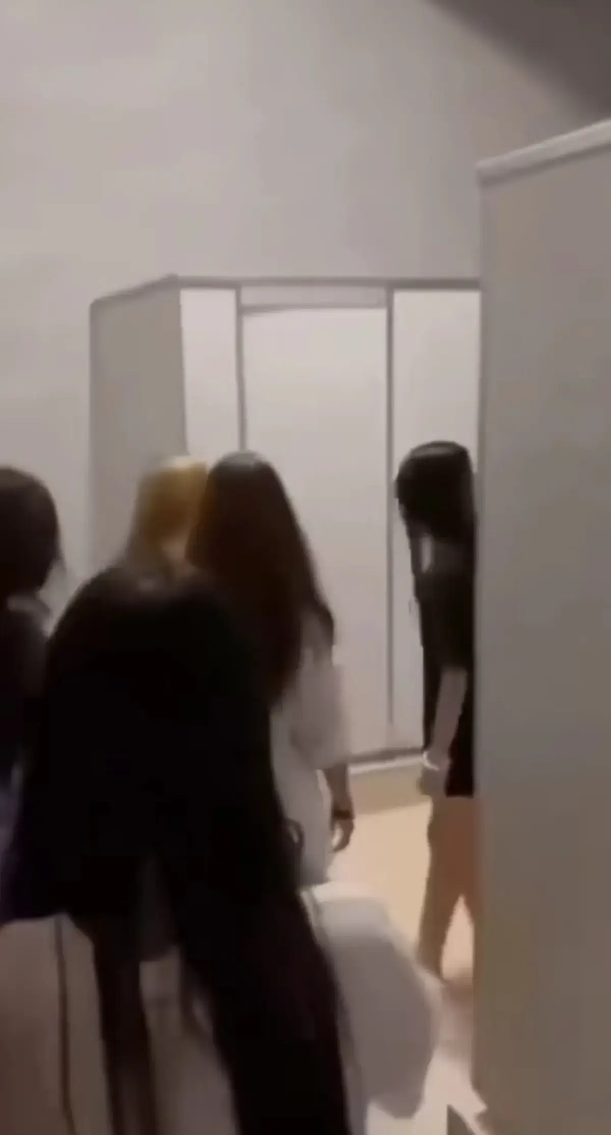 免费在线观看《厕所保卫战》女生原视频，HD高清画质流畅不卡顿，百度/夸克/迅雷网盘持续有效提供完整版资源，厕所保卫战精彩呈现！