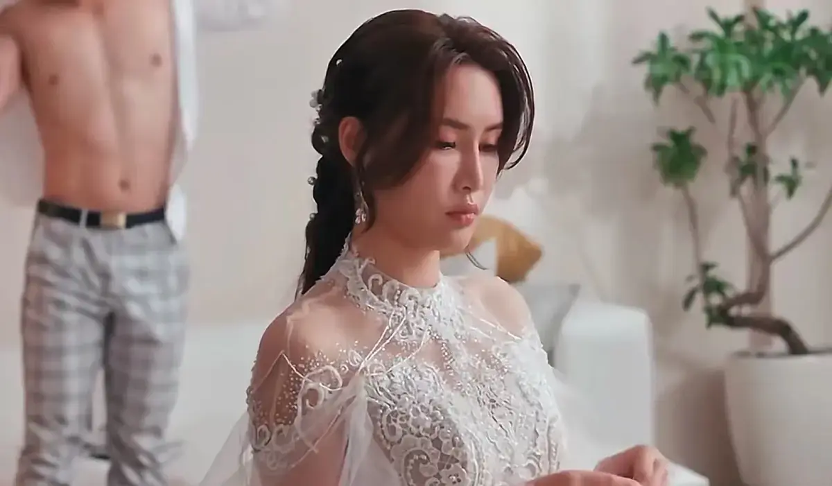 跟随艾熙老师，感受《苏畅-小凤新婚》无剪切的魅力，高清画面超清晰 — 无广告在线免费看，官方中文版对白纯正 — 《苏畅-小凤新婚》香港爱情标杆，长期可看无烦恼