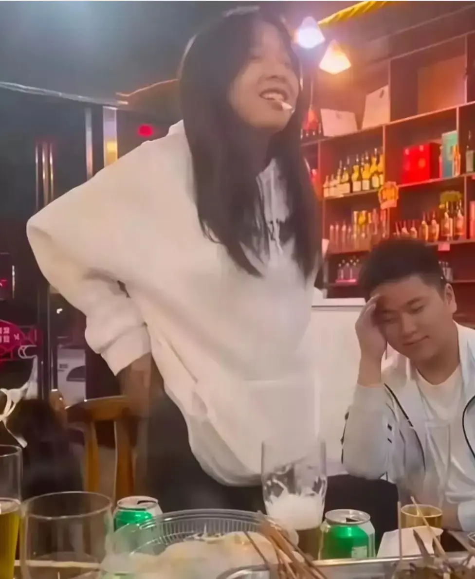贵州凯里女孩喝酒大瓜酒过三巡脱衣助兴原视频曝光，免费观看全过程现场独家视频