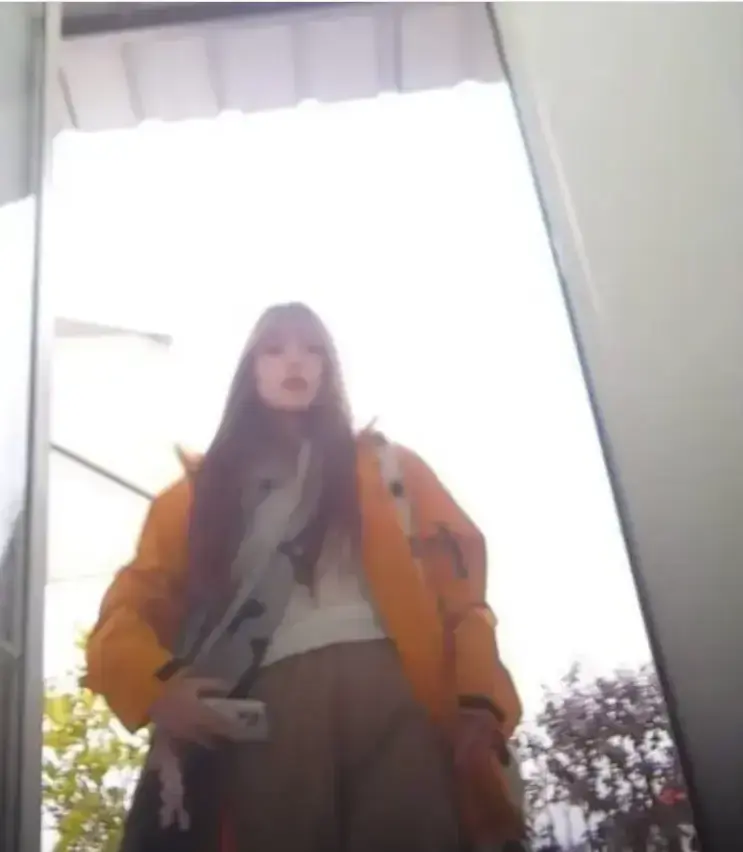 《抖音木木橙色冲锋衣厕所》里木木同学带你体验海岛度假，感受碧海蓝天椰林沙滩之美，1080P高清无广告在线观看，百度夸克网盘资源持续有效《抖音木木橙色冲锋衣厕所》