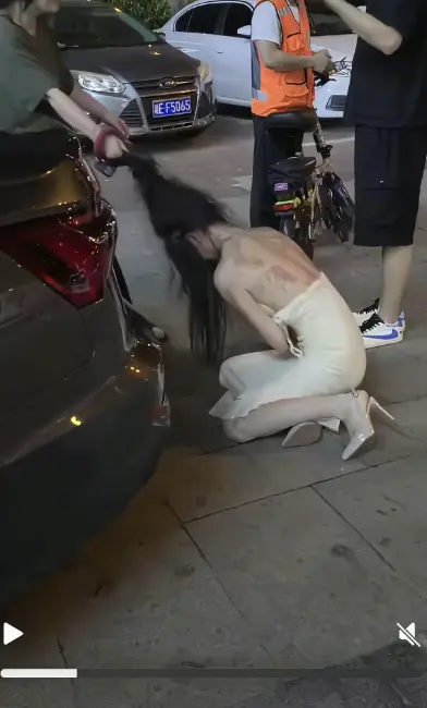 聚焦《白裙女子被抓头发跳河》，小三疑云引发热议，湘E车牌成关键线索