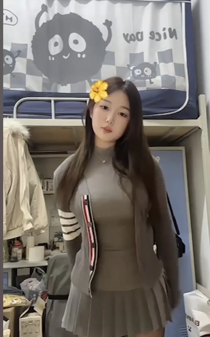 《Starluck李林恩》未删减高清全集免费看-长江师范正版-策驰影院极速播放Starluck李林恩蓝光无删减